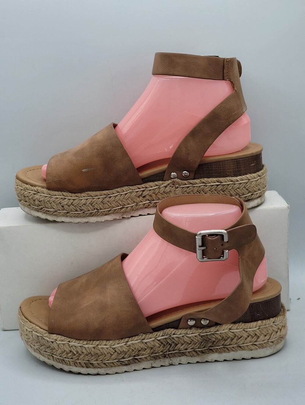 Soda 2.25" Platform Sandals Size 9